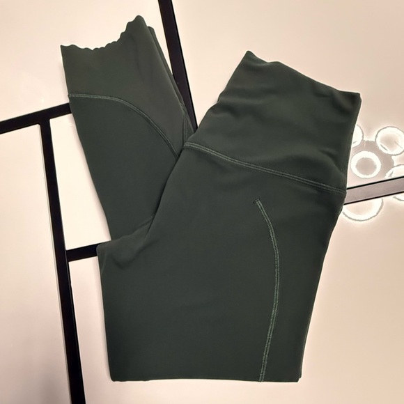 Lululemon Wunder Under Scallop
Crop Leggings size 8 - Picture 4 of 9